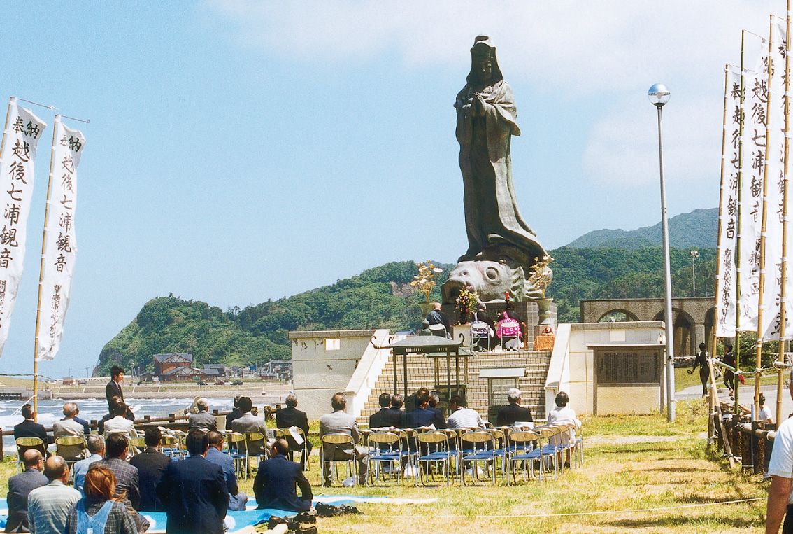 観音様 巨大な観音様が今だけほんのりサクラ色。思わず「カワイイ」の声も