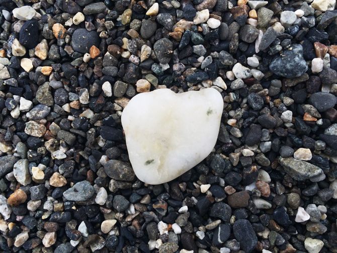 新潟県道の駅ヒスイが拾える親不知の浜辺で拾った石