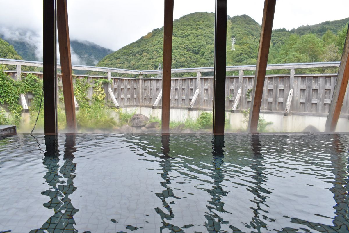 山深く自然が美しい二居でワーケーション。温泉やダムも楽しみながら