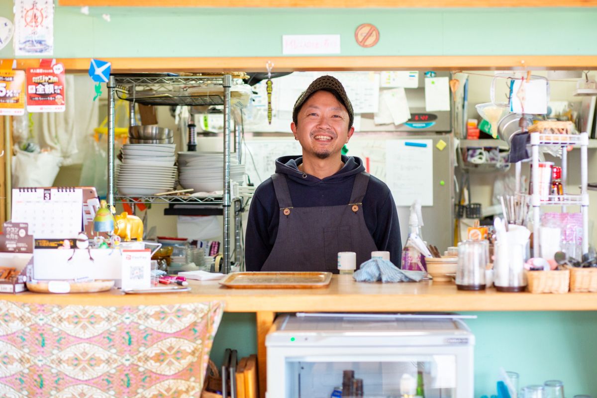 「島を元気にしたい」と、粟島でただ一軒のカフェを営む。／粟島浦村