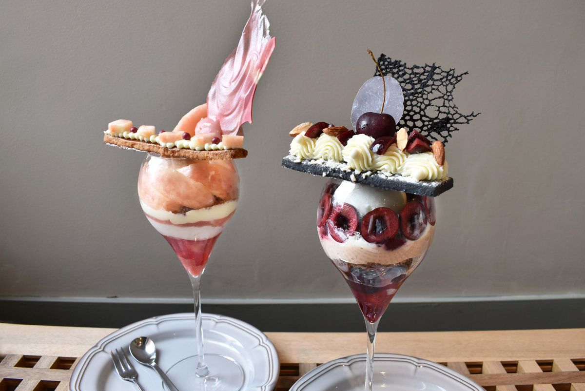 はなやかで美しいパフェには、季節のフルーツ。坂の途中のカフェとジム