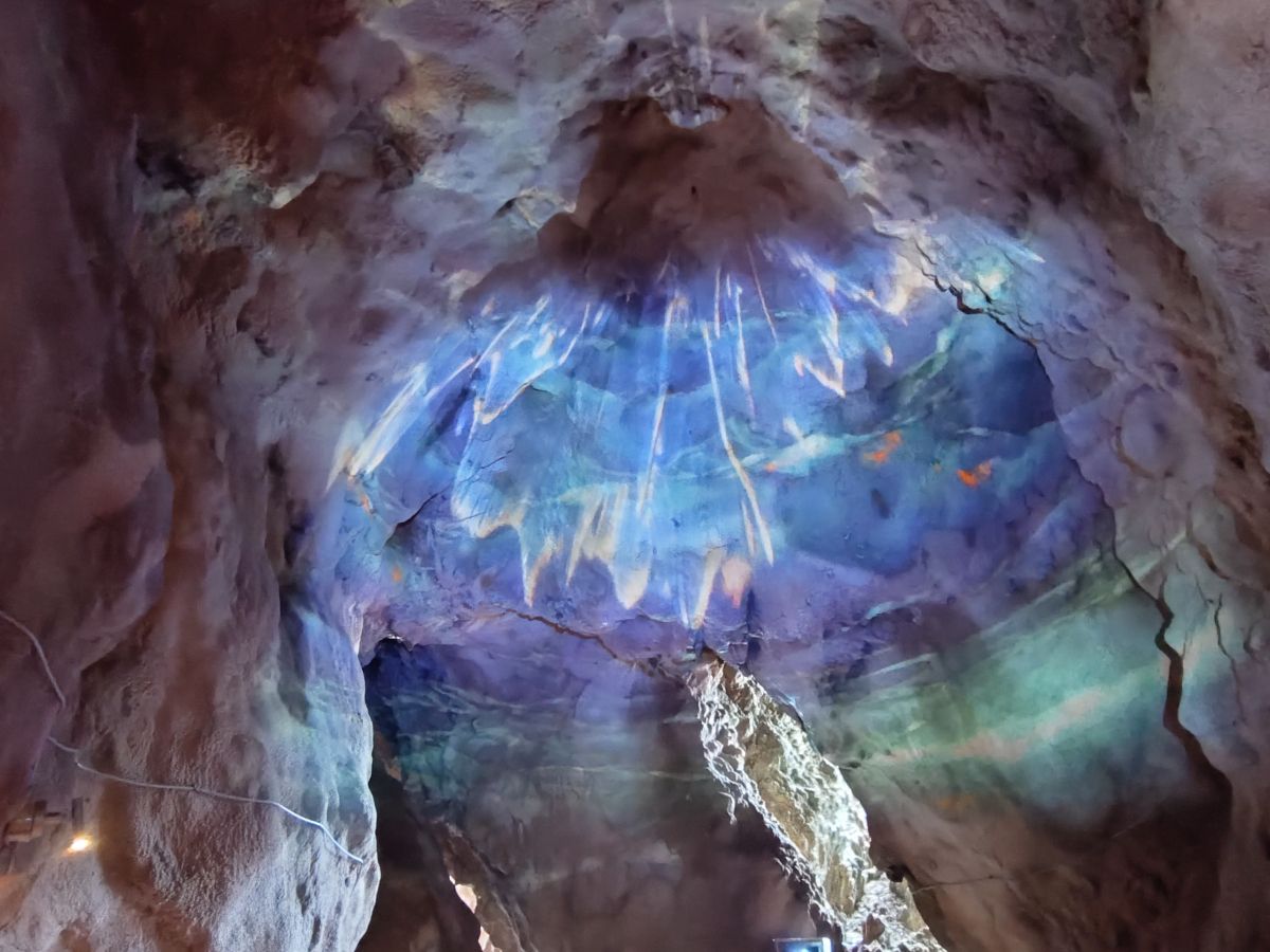 島の自然や海を幻想的に演出！尖閣湾洞窟プロジェクションマッピングで