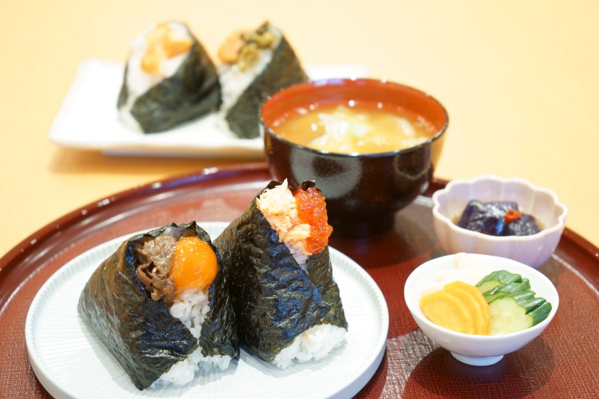 加島屋2階にオープンするおにぎり専門店「おにぎり処 八番」にさけ茶漬