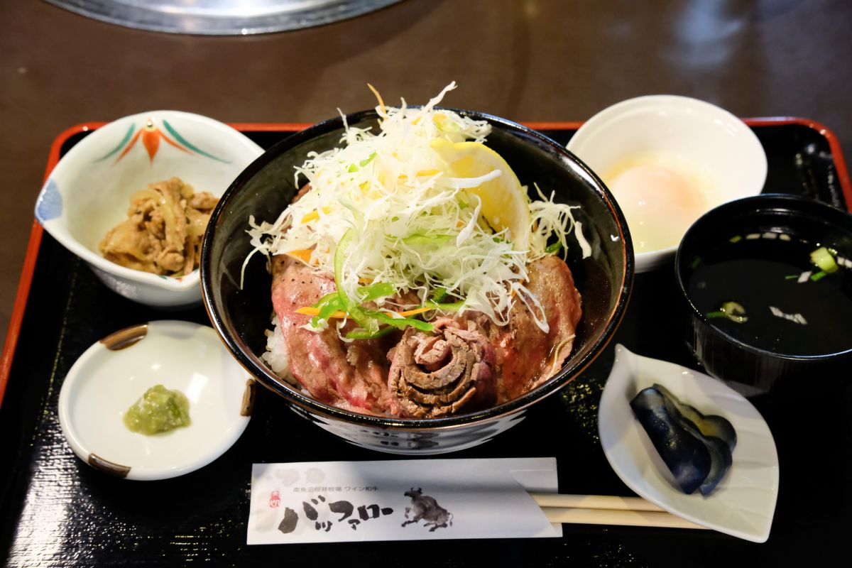 本気（マジ）丼『魅力 ぎゅうぎゅう丼』柔らか炙りロースは、ぁぁぁぁ