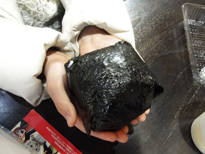 超特大！！越後湯沢駅 雪ん洞の「爆弾おにぎり」食べてみた／湯沢町