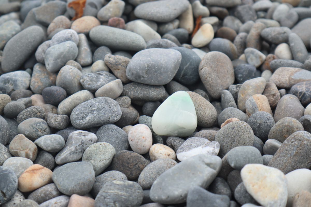 新潟県道の駅ヒスイが拾える親不知の浜辺で拾った石