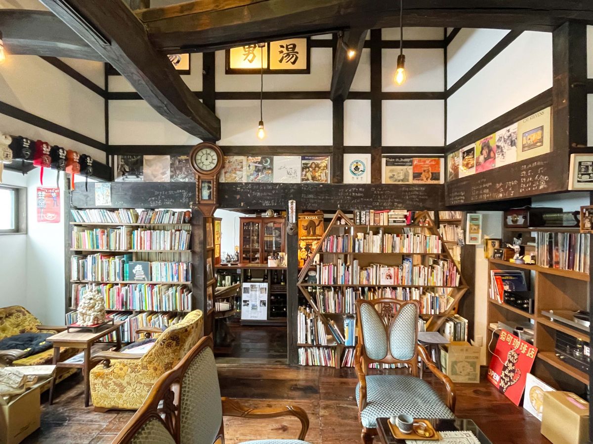 猫でいっぱい！本・アート・音楽で猫の世界にひたれる自家焙煎珈琲