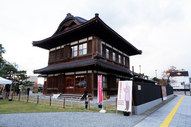 「華道家 假屋崎省吾の世界展 in 蔵春閣」を開催します/新発田市