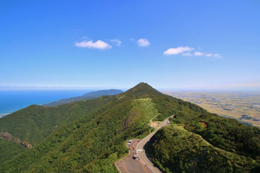 弥彦山山頂からの景色　日本海と越後平野が望める