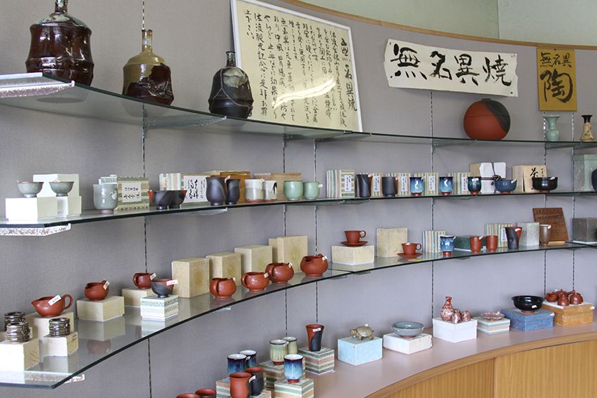 佐渡の陶芸品「無名異焼」。