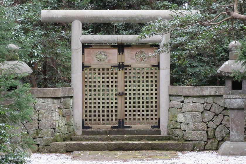 順徳天皇火葬塚は「真野御陵」として宮内庁が管理しています。