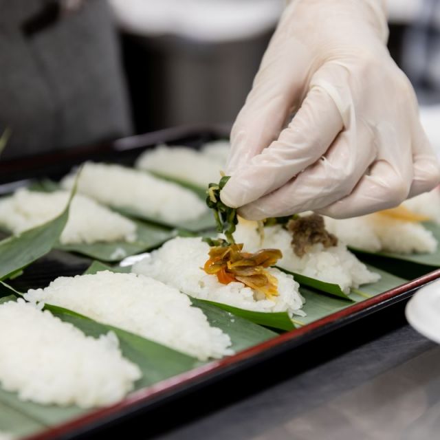 郷土料理の笹寿司作りを体験！