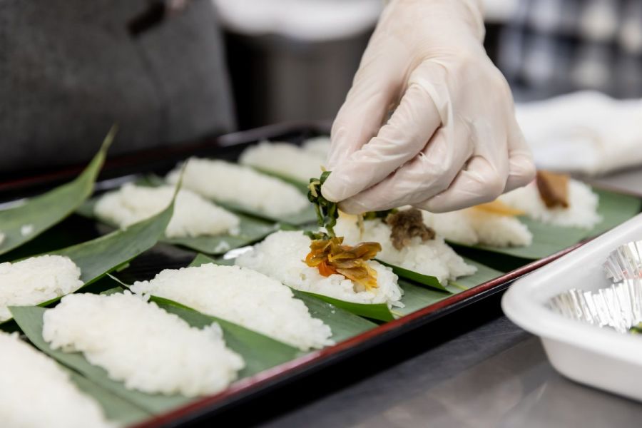 郷土料理の笹寿司作りを体験！