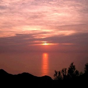 弥彦山頂から見た夕陽