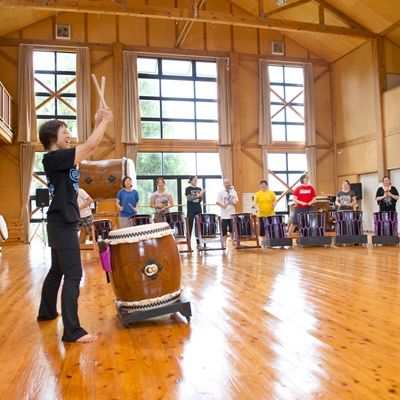 世界的な人気を誇る太鼓芸能集団 「鼓童 (KODO)」のスタッフが教える太鼓体験