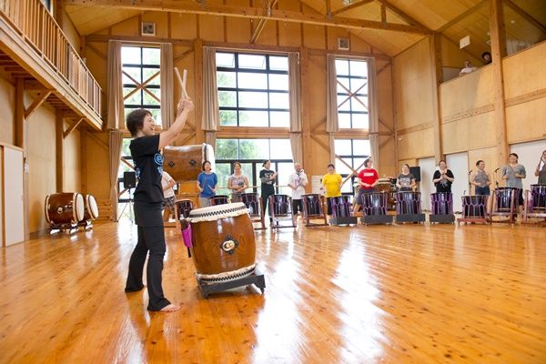 世界的な人気を誇る太鼓芸能集団 「鼓童 (KODO)」のスタッフが教える太鼓体験
