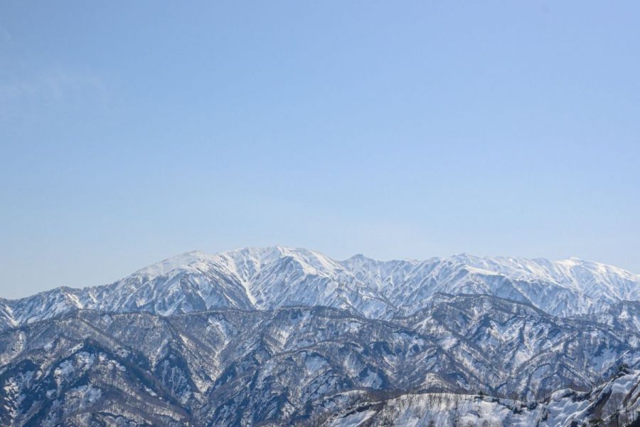山頂からは飯豊連峰の峰々が望めます。絶景！