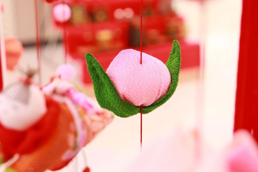 縁起物「桃」…桃には、薬効があり、無病息災や長寿の願いが込められています。