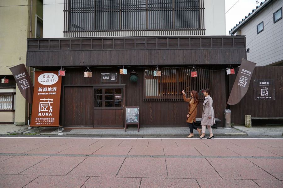 温泉街店舗