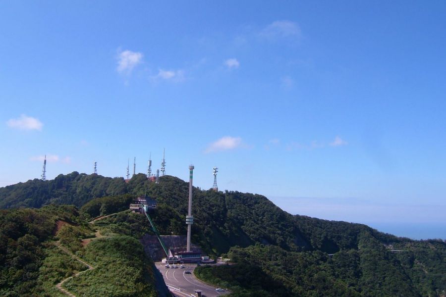 山頂のたつ電波塔