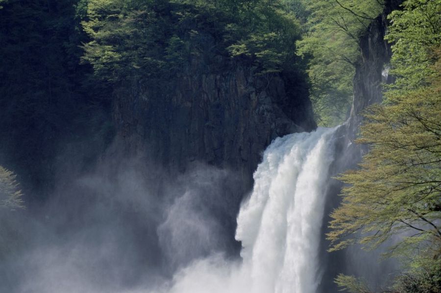 日本の滝100選の一つに選ばれている。