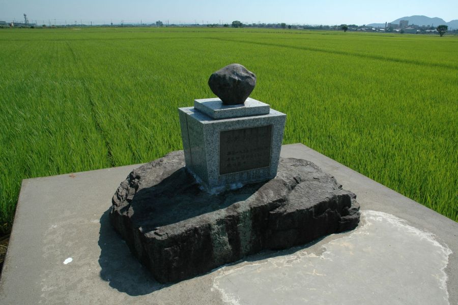 米納津隕石落下地記念碑