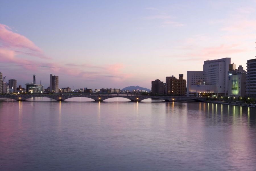 夕暮れ時の信濃川に架かる萬代橋