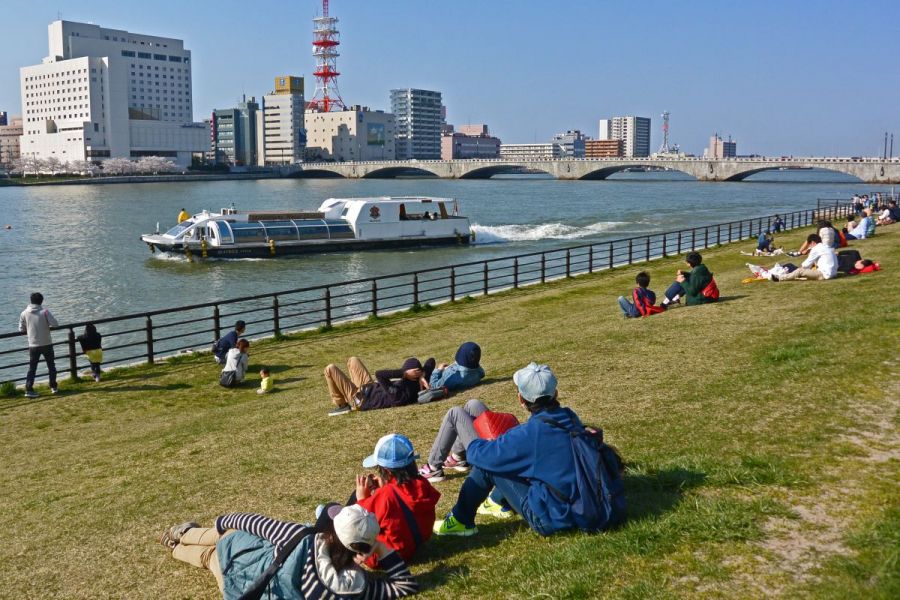 川沿いを歩きながら眺める橋