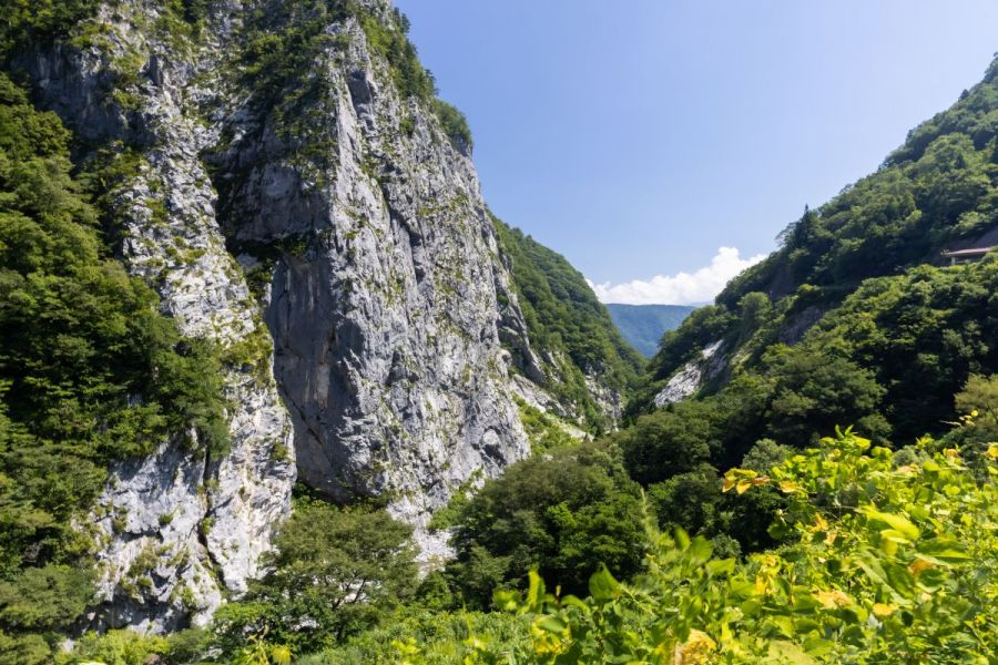 小滝川ヒスイ峡にそそり立つ明星山大岩壁