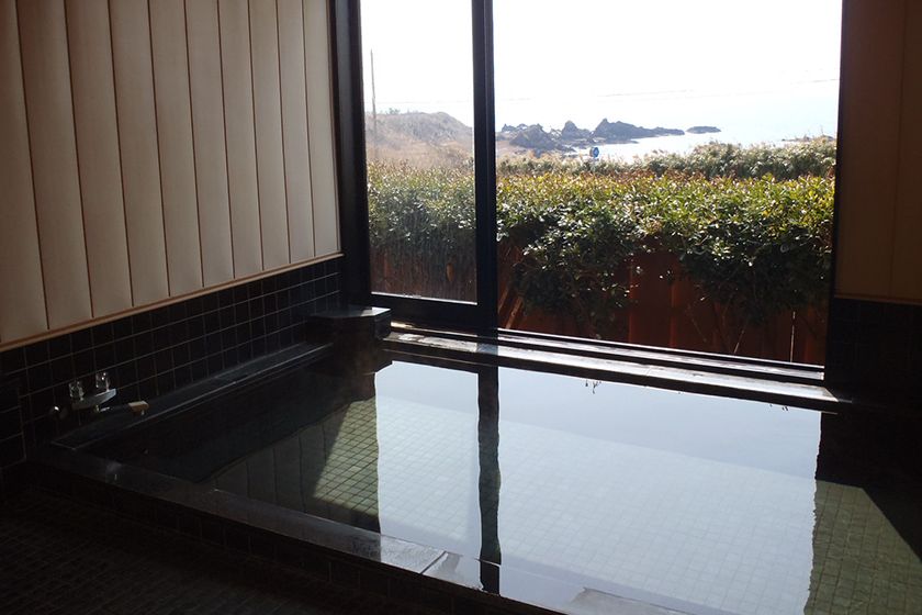 日本海を望む浴室