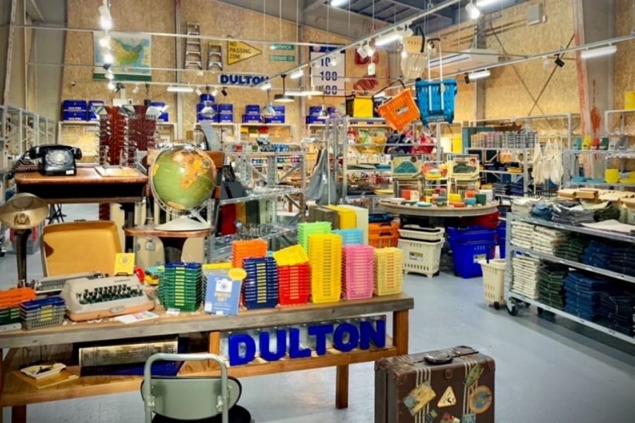 第2倉庫「DULTON」とのコラボ店舗。海外風のカラフルな色使いやデザインのインテリア雑貨が並ぶ