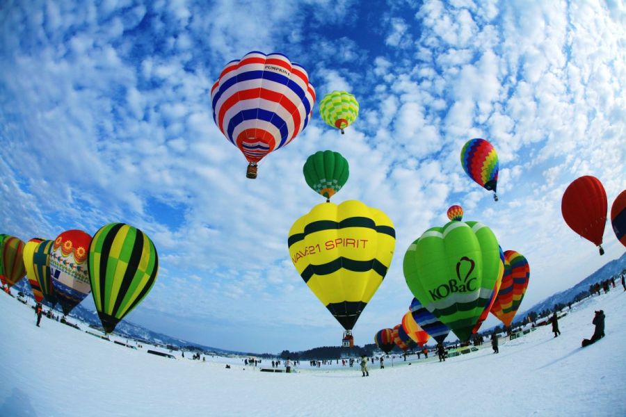 日本海カップクロスカントリー選手権では約40機の熱気球の一斉離陸が見られる