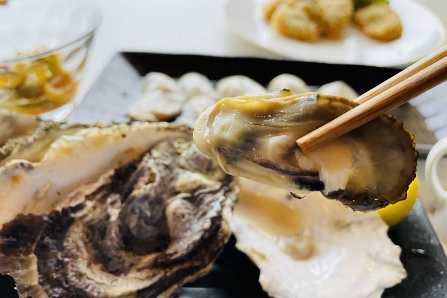 加茂湖のほとりの船小屋カフェで大満足牡蠣づくし食三昧