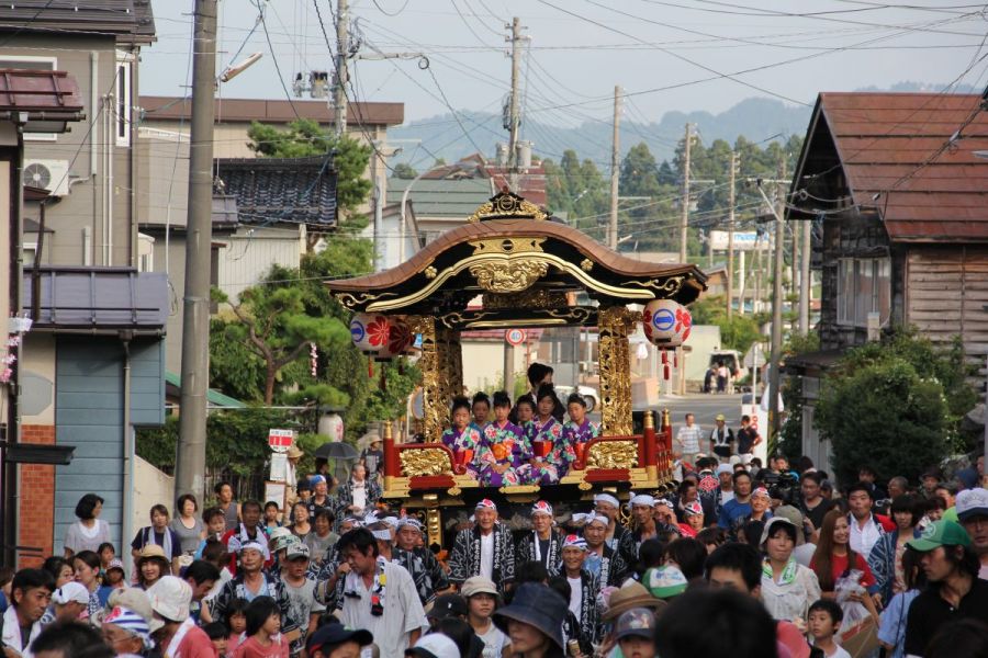 お祭り前日に行われる「伝統祭り屋台曳き廻し」