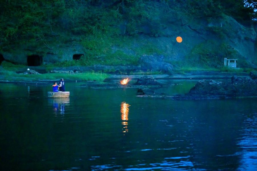 はんぎりブラックナイトクルーズ ・ 照明無し 海にきらめく「夜光虫」の花火を見るたらい舟（夜光虫コース）