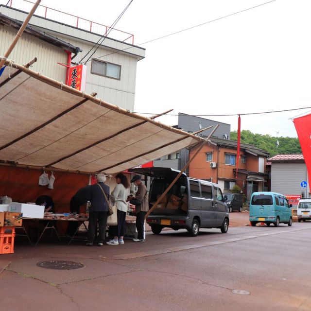 見附市定期露店市場「ふるさと朝市」（見附地区「一・六市場」、今町地区「三・八市場」）