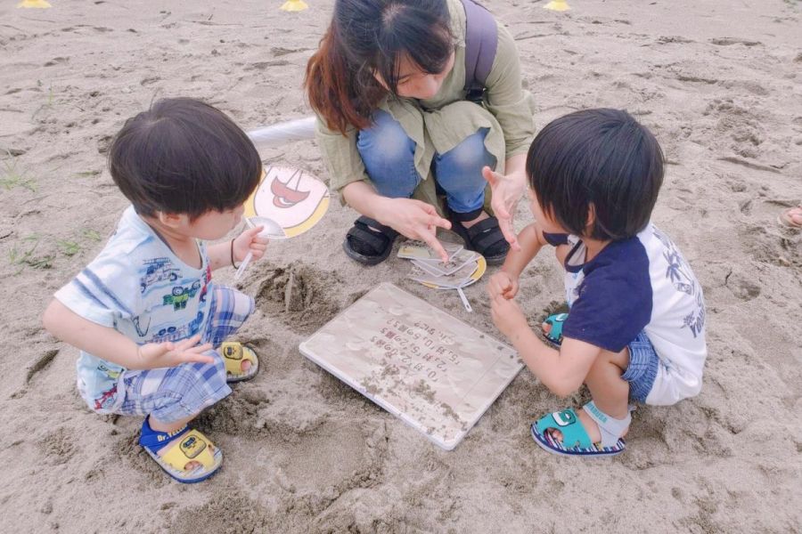 「砂浜で謎解きゲーム！」　砂に埋もれた石版プレートを探し、謎を解こう！