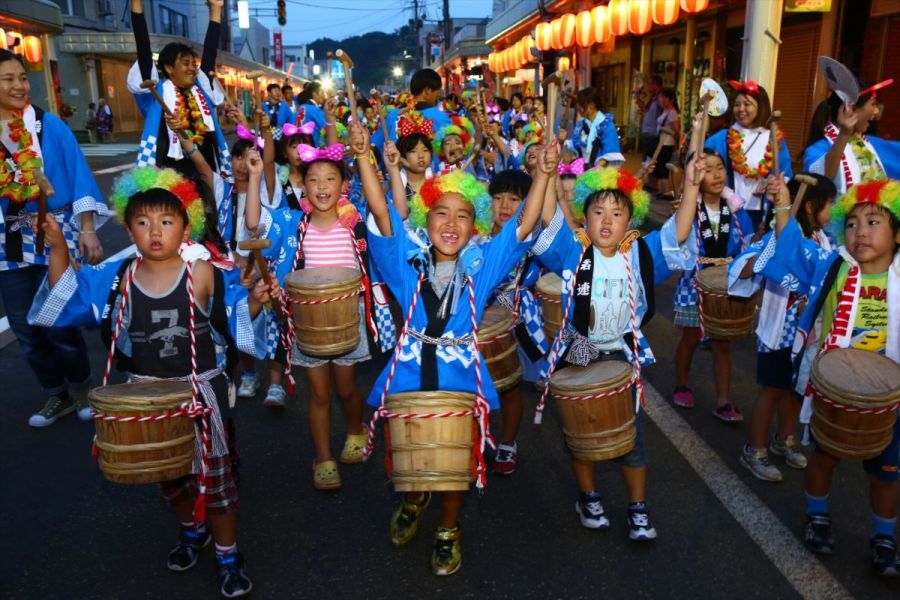 様々な団体が軽快な樽の音を響かせて練り歩く「樽はやし大会」