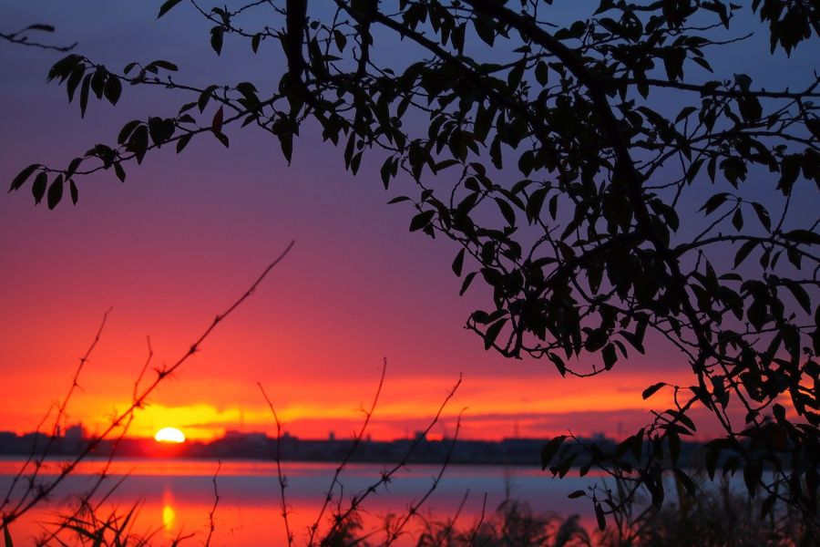 湖に沈みゆく夕日は幻想的な景色