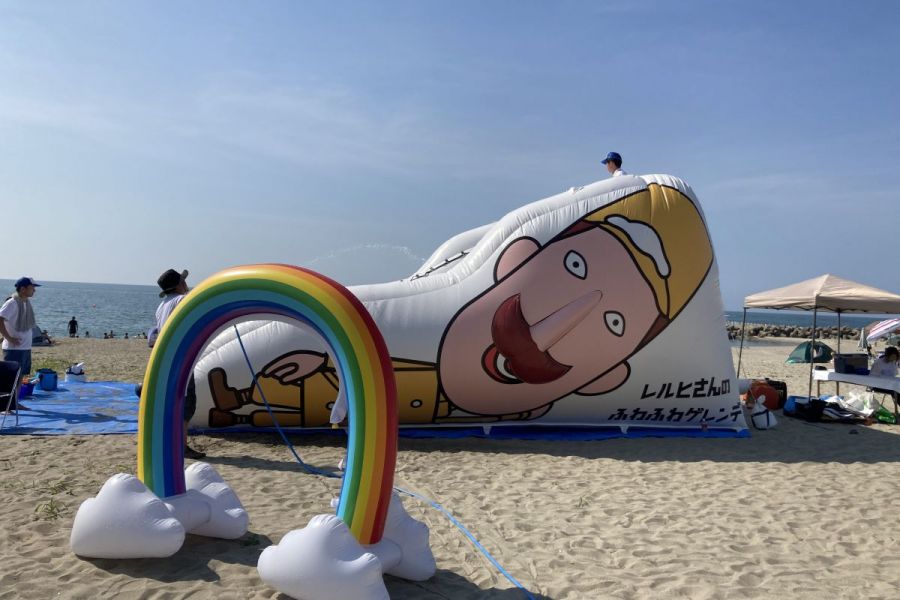 「レルヒさんのふわふわゲレンデ」　全長7ｍの巨大滑り台が浜辺に登場！