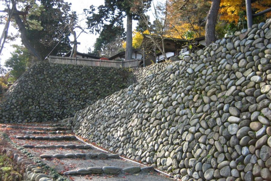 入苑前の石畳と石垣