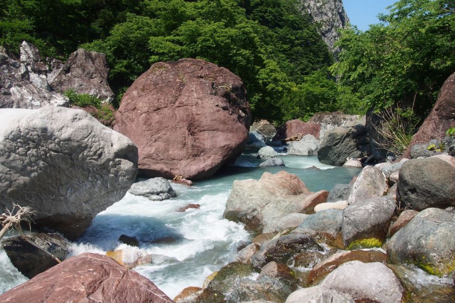 【小滝川ヒスイ峡】日本随一のヒスイの産地。海岸に流れ着くヒスイ原石のスタート地点！ヒスイ原石が眠る清流を見に行きます。※国指定天然記念物のためヒスイを含む岩石の採取禁止