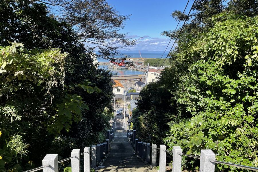 海を見下ろす高台に位置する白山媛神社