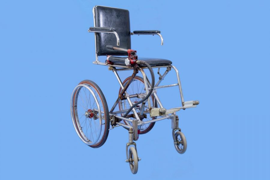 油圧式高さ調節機能付き車椅子／社会福祉法人太陽の家所蔵