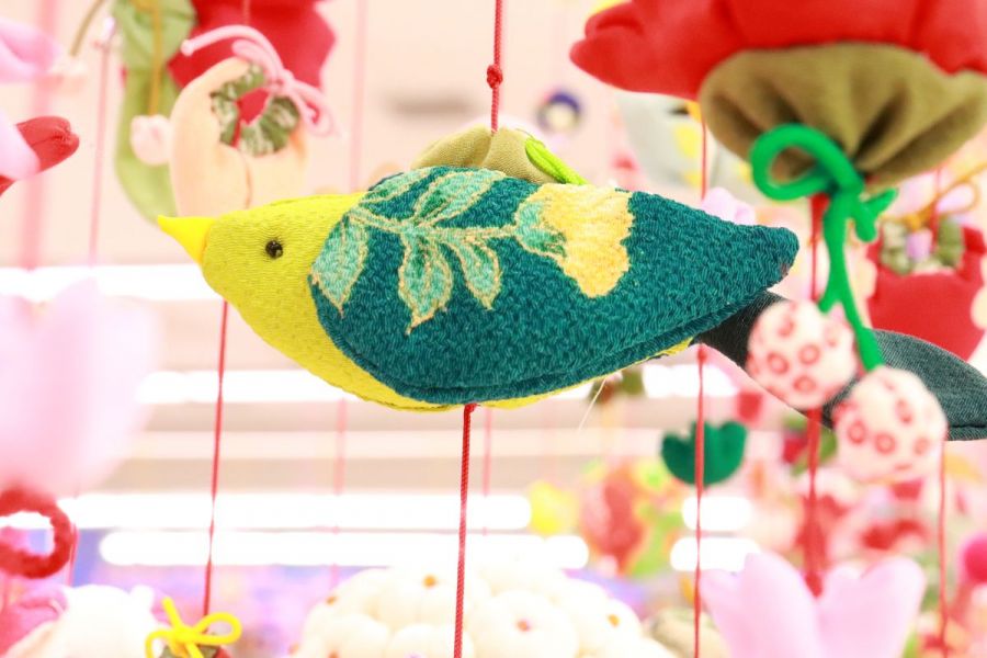 縁起物「うぐいす」…春を知らせる（＝良いニュースを知らせる）縁起物の良い鳥。鳴き声を聞くと幸運が訪れると言われています。