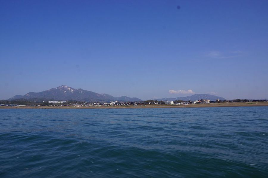 日本海から米山を望む