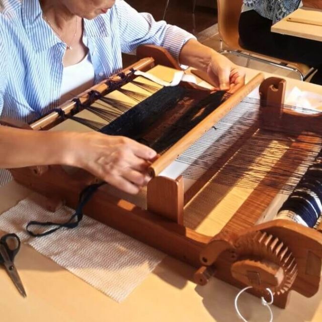 着物の街で機織体験　手織りでオリジナル小物づくり