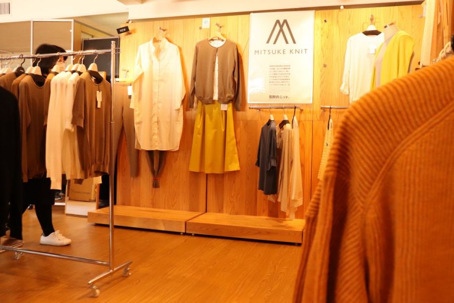ニットファクトリーアウトレットショップ「primera」内には、産地ブランド「MITSUKE NIT」を販売している