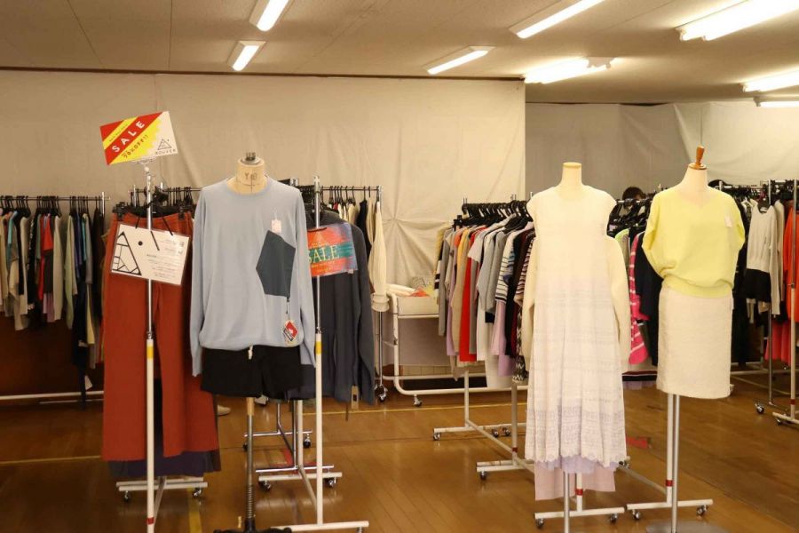 自社会場の丸正ニットファクトリーは、メンズ・レディース製品を取り揃えている