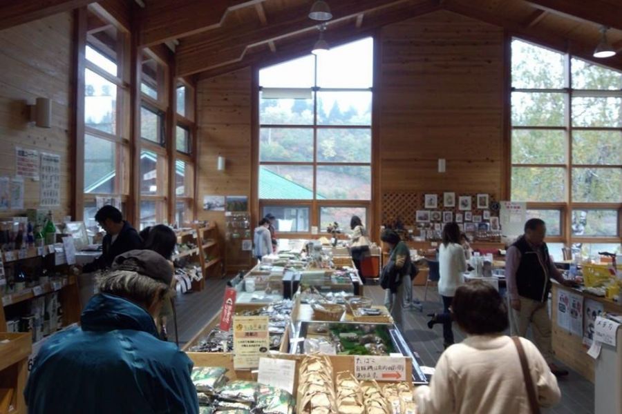 特産品や、手工芸品が多数並ぶ店内